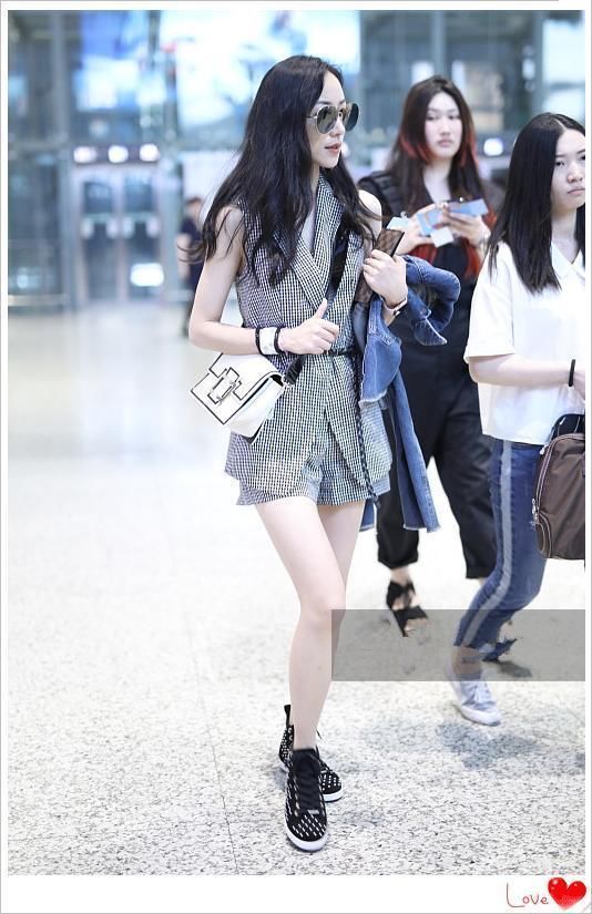 看了冉莹颖的短裤套装，再看看韩雪，才知道身材和气质哪个更重要
