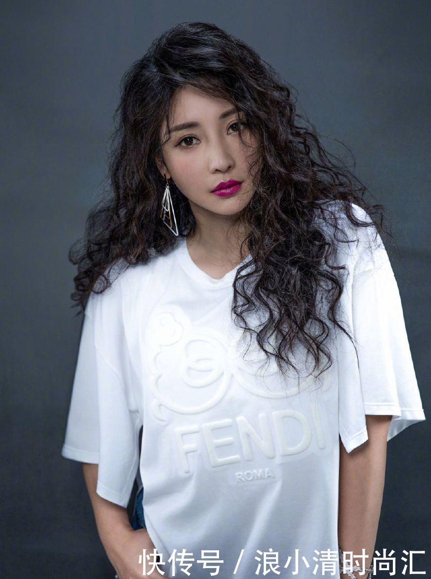 柳岩发自拍称“独自过七夕”，爆炸头配烈焰红唇，够性感！