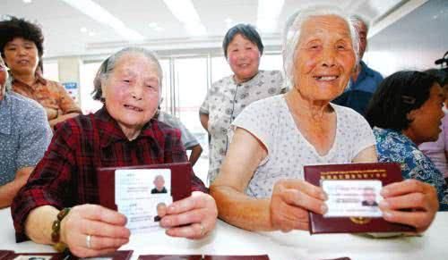 注意: 2019年农民一次交94157元养老金, 到底人到60岁拿多少钱!