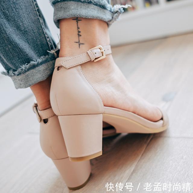珍珠凉鞋:别再穿累脚的细跟鞋,今夏最流行这几款粗跟鞋,舒适时髦不累脚!