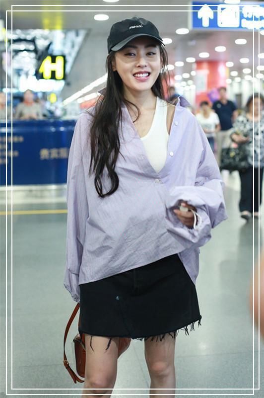 张天爱穿紧身衣秀蚂蚁腰，都没大粗腿抢镜，网友：减减肥再秀吧！