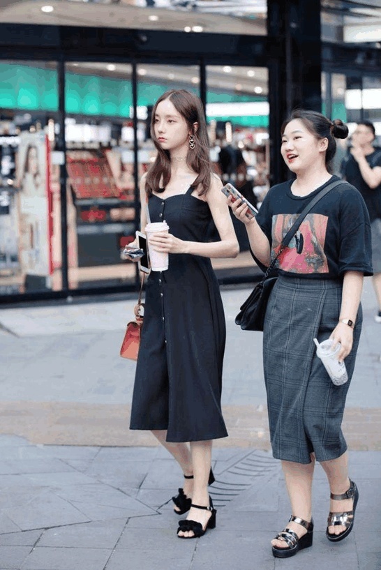 街拍：美女白色吊带上衣白色牛仔热裤，美腿又白又长很好看！