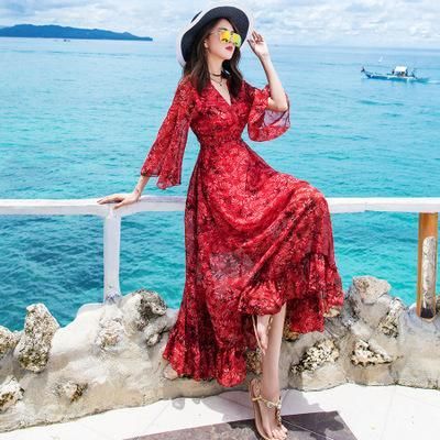 今年流行“波西米亚”沙滩裙，尽显女人性感身段，美翻整片沙滩