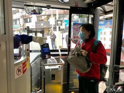  「乘坐公交车」贵阳部分老年人扫不了“健康码”坐车怎么办？公交公司回应了