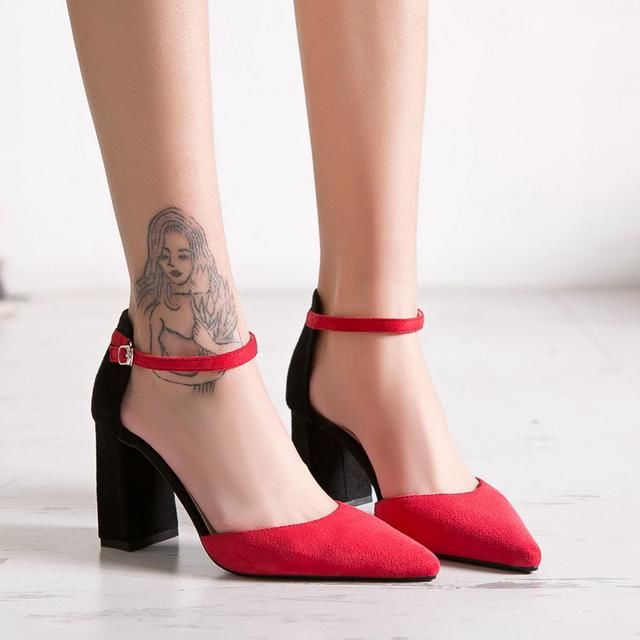 这样的高跟鞋给个子略小的女生带来自信，出去玩耍穿上更加拉风