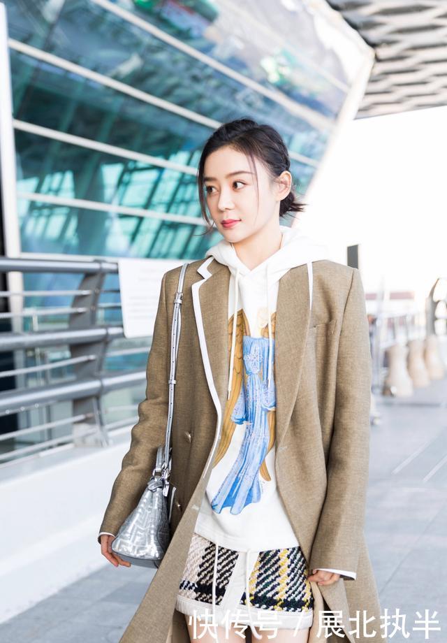  「马克」法国夫人布丽吉特气质真好！穿蓝色大衣亮肤色，走路都挽着马克龙