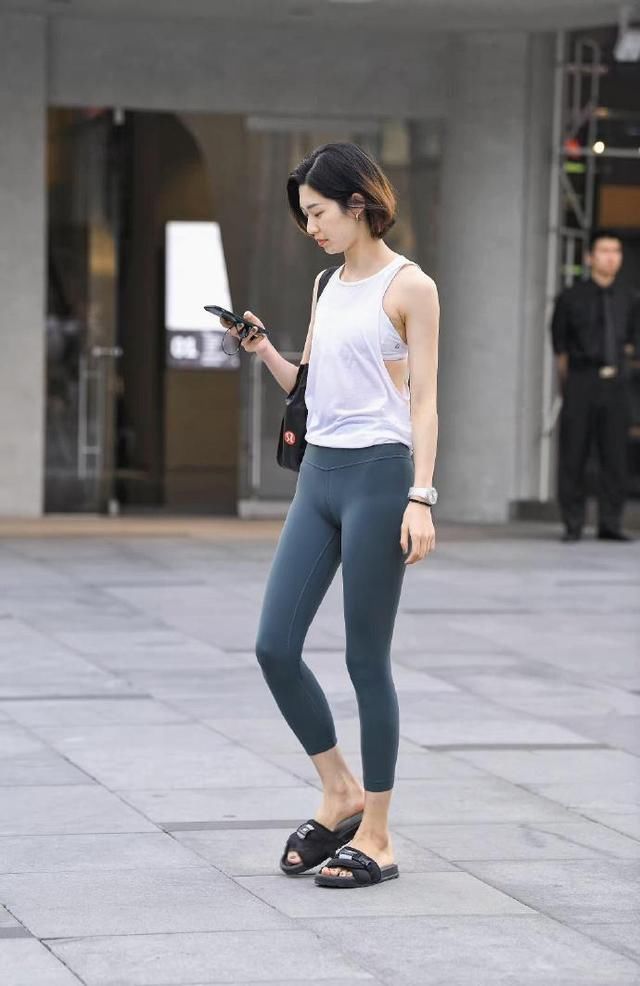 紧身裤就是抢眼,平平的小姐姐都被征服!