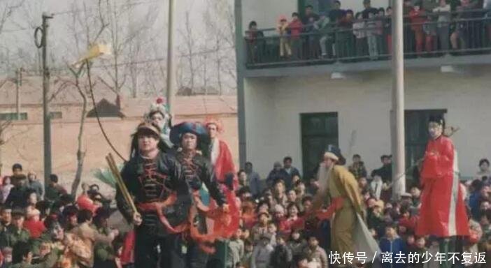 啥是过年一组80年代农村过年的老照片，泛黄的印记，满满的年味