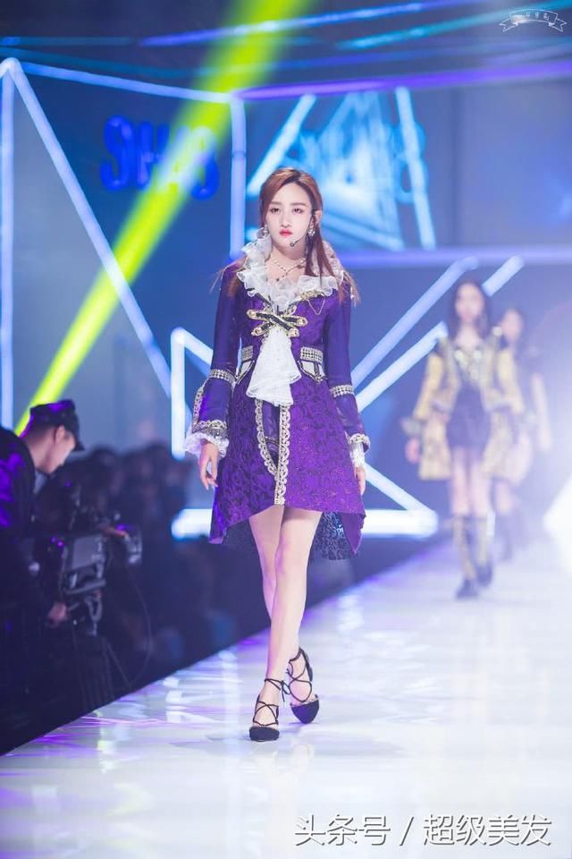 黄婷婷穿T恤裙现机场，居然在腰套了条牛仔短裤，网友：彻底服了