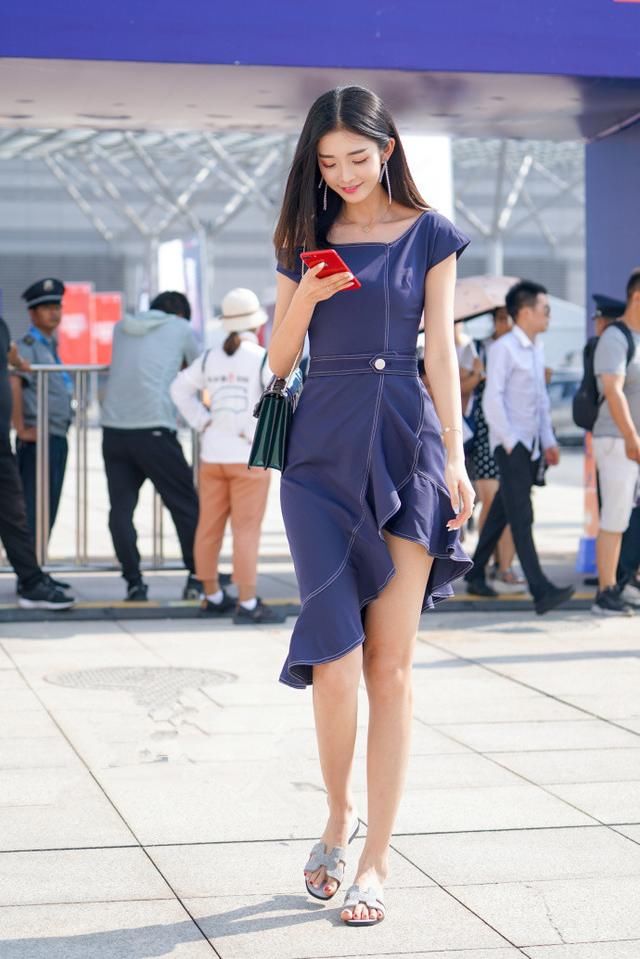 路人街拍，时尚的街头，谁还没几件漂亮衣服!