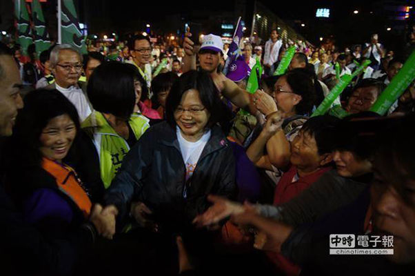 民进党如何赢得年轻人选票? 台网友:解散重组