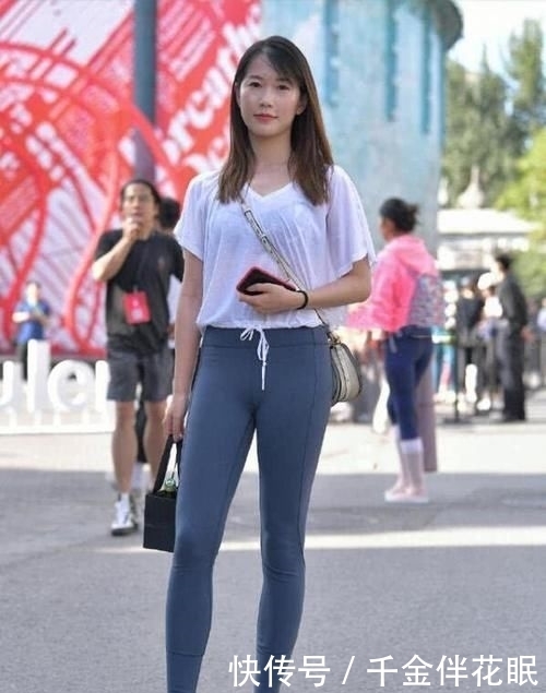  #美女#开春还是选择“打底裤”，简单优雅又好看，气质型美女的最佳选择
