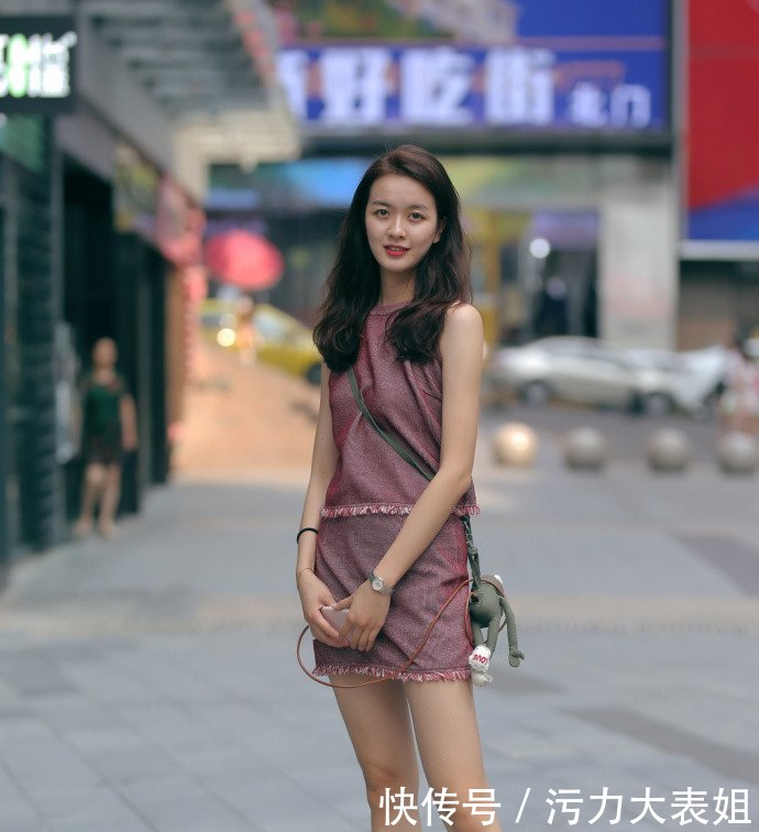 路人街拍小姐姐短裙秀出性感美腿特别美，个性的凉鞋很时尚