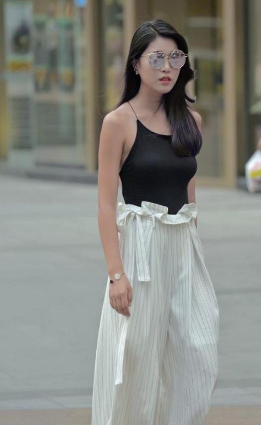  #美女#街拍：个性露肩上衣配牛仔短裤，短发美女凸显大长腿，潮流时尚