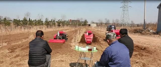  「小伙」绝了！农村大叔发明旋耕机，勤劳小伙靠它1个月挣3万，1