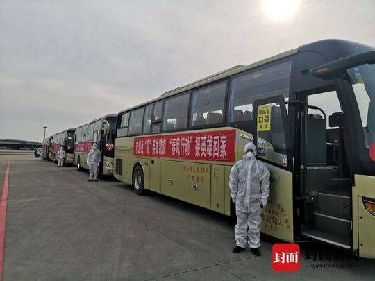  【回家】四川援湖北医疗队首批返蓉 15辆大巴安全搭载他们回家