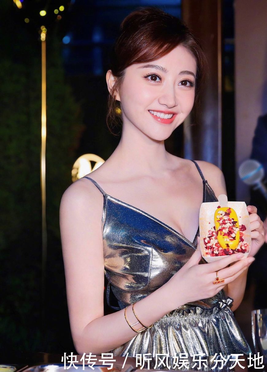 30岁景甜颜值是真的高，一件银色深V吊带礼服尽显傲人身材