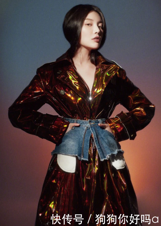 徐冬冬能好好坐吗？裤裙短得不一般，但这不雅观的坐姿意外亮了！