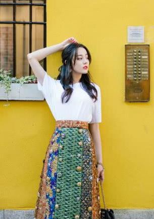 迪丽热巴在高跟鞋里穿冬袜，尬到窒息，确定不是一个假人？