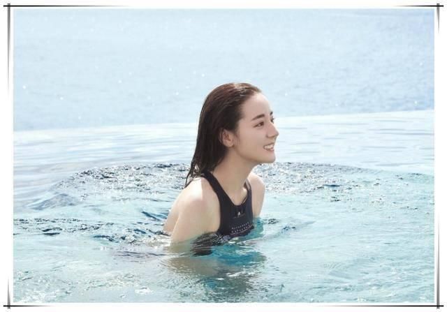 22岁林允泳池照，26岁迪丽热巴泳池照，都输给了62岁她的泳池照！