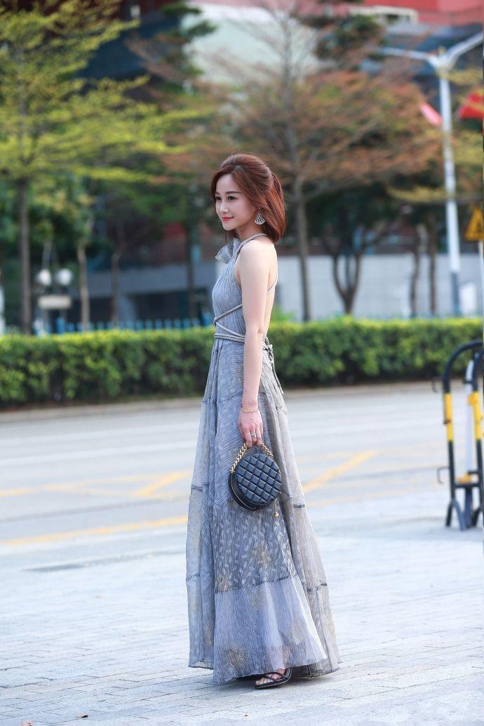 街拍：小姐姐身材好就是不一样，想怎么穿就怎么穿！