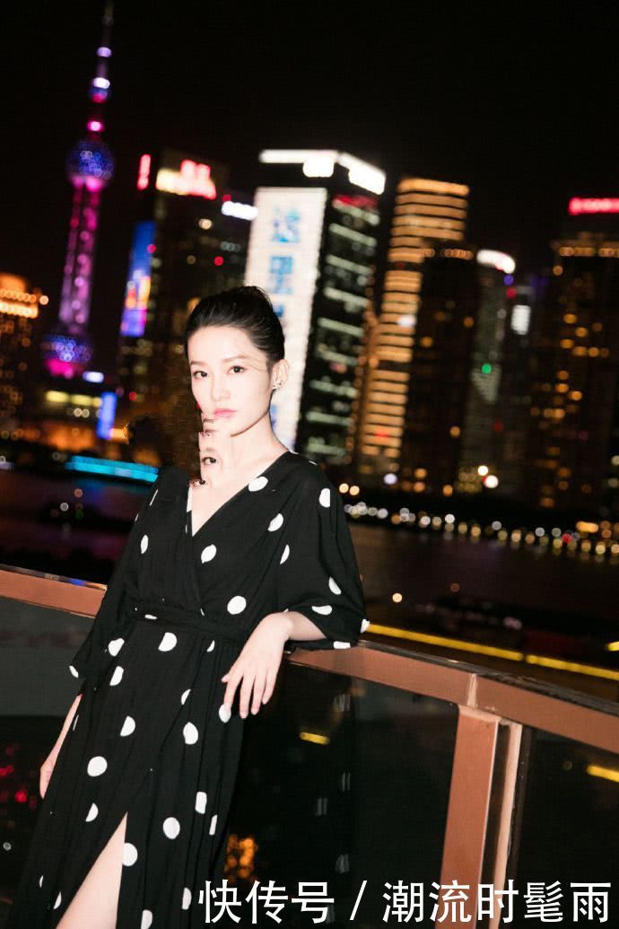 28岁李沁穿连衣开叉裙尽显女神气质，然而看到未修图一秒尴尬！