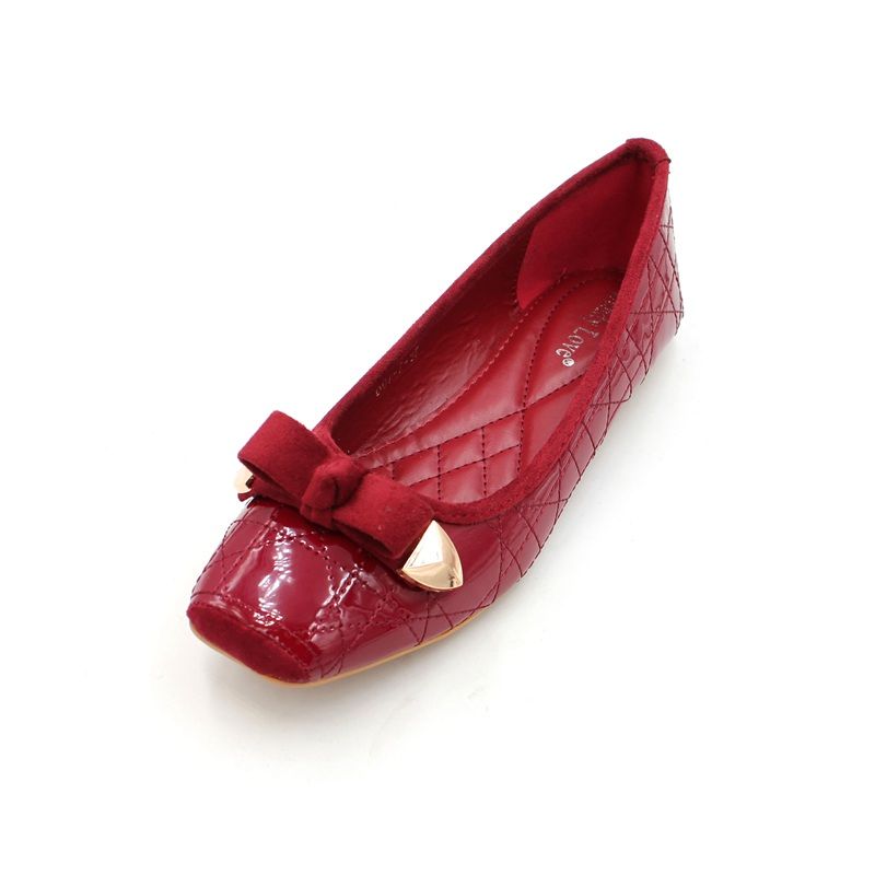 今秋很流行穿这平底鞋，再搭配一条牛仔裤，居然出奇的美嫩