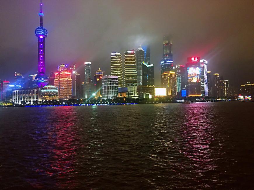 魔都—上海 雨中的外滩夜景