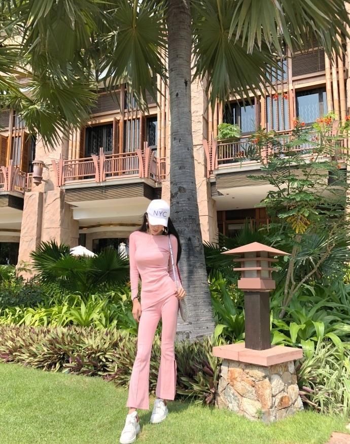 丰腴身材气质美女，粉色装更加迷人！