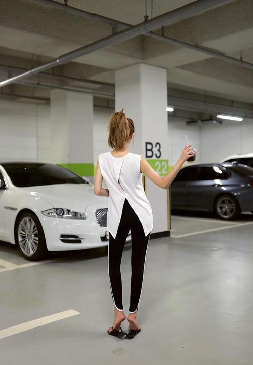 清新韩国美女车库内拍时尚写真，身材曼妙休闲活力十足！