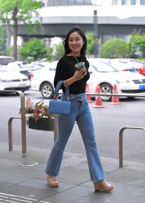 『美女』靓丽的牛仔裤装扮, 丰富了美女的青春时尚