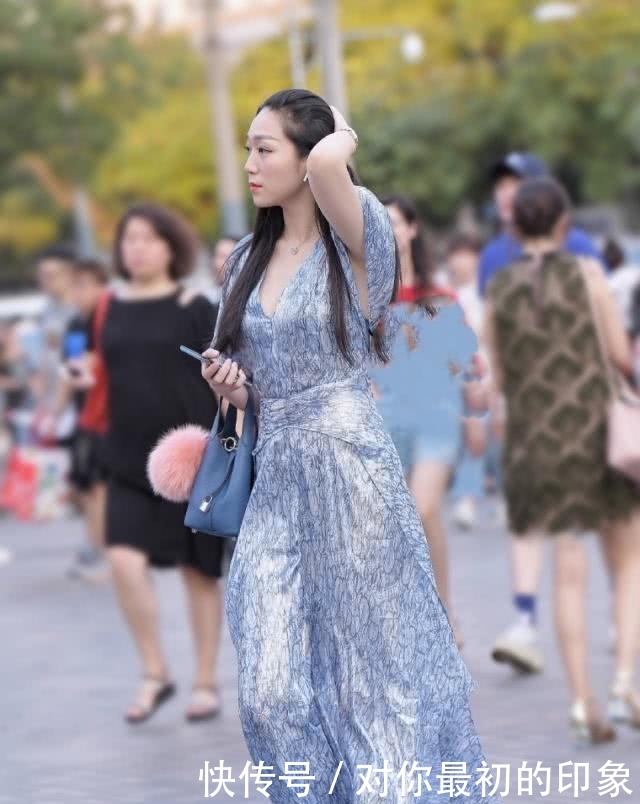  「减龄」时尚减龄的连衣裙十分有魅力，温柔美范秀出不一样的风情