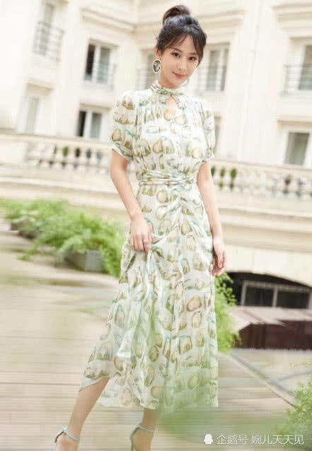 离开《香蜜》后，杨紫穿绿色裙子美得窒息，这腿是真实存在的吗？