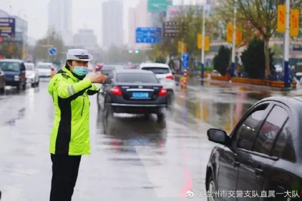  「坚守岗位」保畅通促安全！山东交警雨中执勤尽职责，坚守岗位保平安！