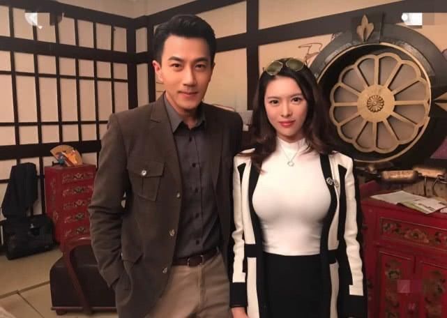 杨幂刘恺威离婚传闻迟迟不散，好友透露已离婚两年，祝贺语很官方