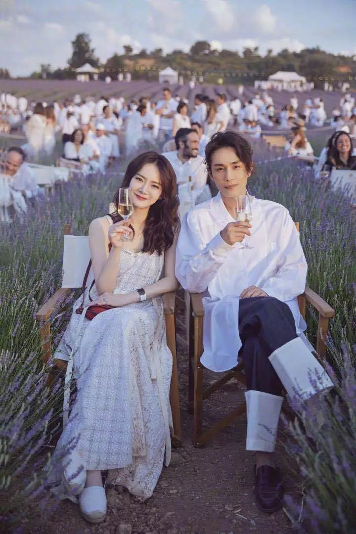 戚薇李承铉西班牙秀恩爱，再次上演撞色情侣衫，白衣翩翩如梦如幻