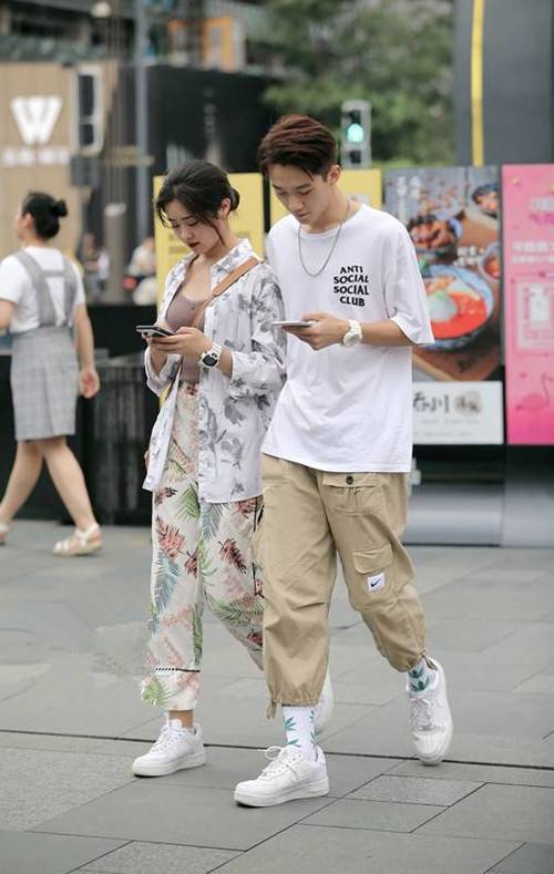 街拍，靓丽小姐姐穿长裙和高跟鞋相得益彰，美得令人移不开眼