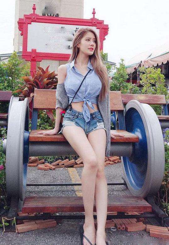 时尚穿搭：紧身裤洋气更美腻，勾勒出你婀娜多姿的曲线！