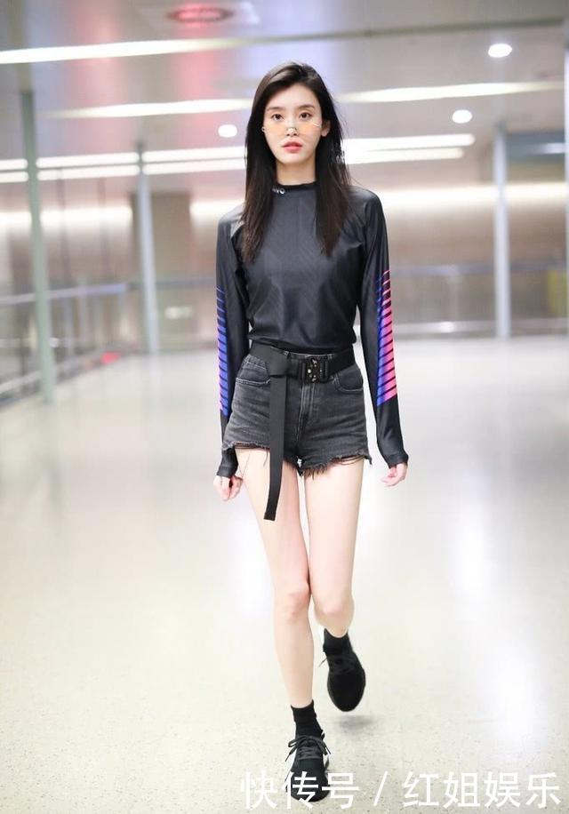 何穗奚梦瑶同现机场，一个穿白裙，一个穿短裤，超模都这么会穿？