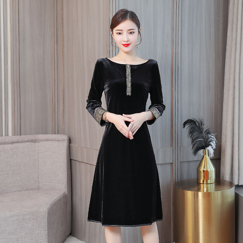 这是一款满满女人味的“金丝绒”裙，若你宠老婆，中秋就送她这裙