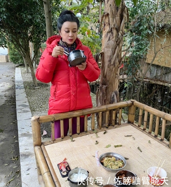  [坐在]刘晓庆近照曝光，67岁的她满头白发，坐在路边端着大盆吃饭！