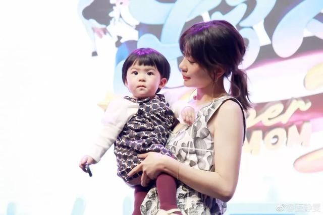 有了这些爱抢镜的萌娃，辣妈们连凹造型都省了！