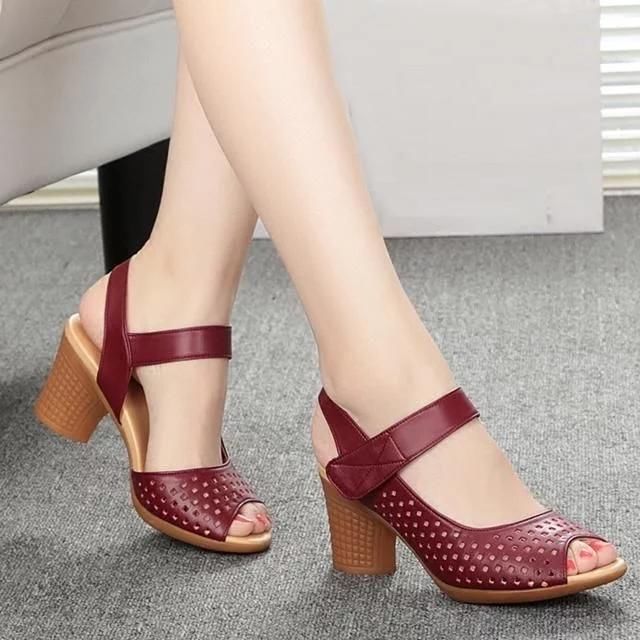 高跟鞋再美，也比不上这7双时髦又舒服的坡跟凉鞋