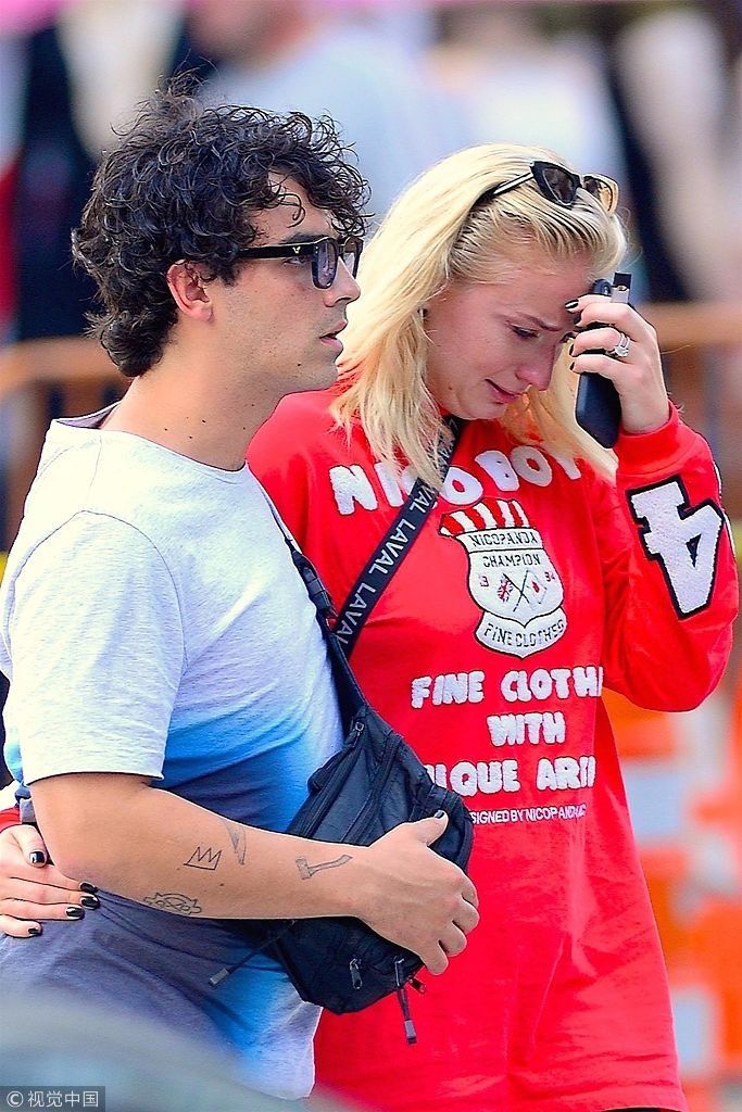 婚前焦虑？“三傻”索菲特纳痛哭惹乔纳斯一脸懵 连忙搂肩安慰搀