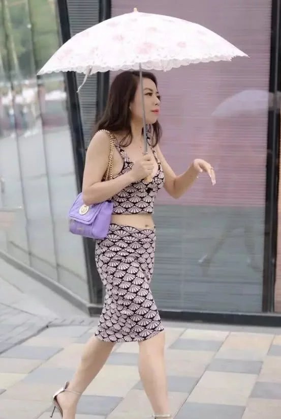 姿势绝佳的妙龄少妇,凹凸有致的身材走起妖娆的步伐也是逆天,就