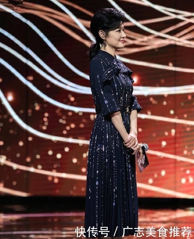 『身型』周涛真是“优雅女神”!带火各种简单搭配,都51岁还那么惊艳