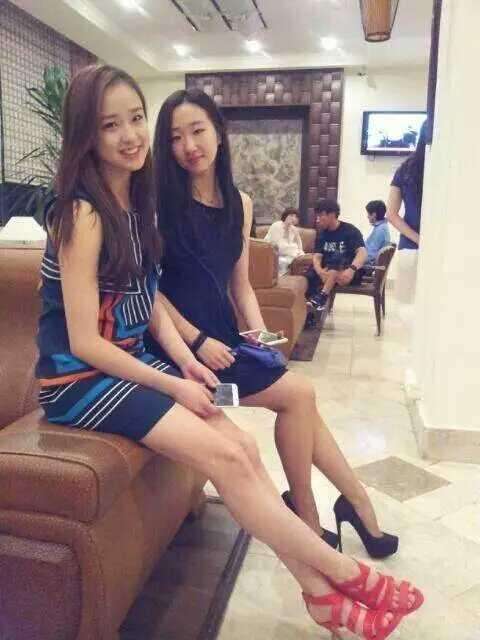 街拍：旋转木马上的小姐姐，白色背心抢镜，网友：提升了数个档次