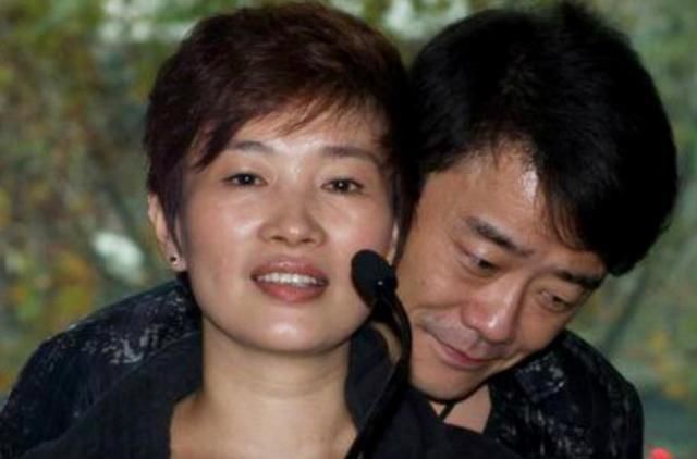 某某发声：周立波夫妇想搞“野鸡大学”骗中国人钱，让我捐1000万