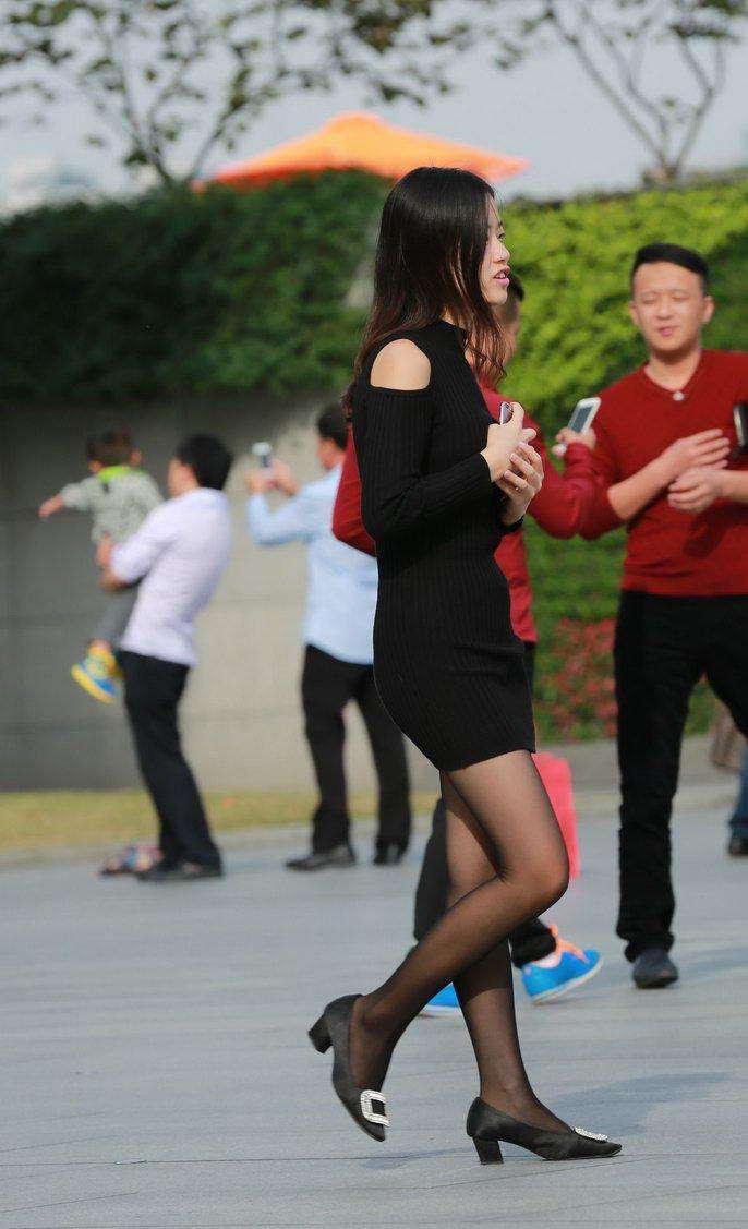 学院东街街拍: 黑丝袜美眉, 露香肩黑色包臀裙包裹出紧致的身材