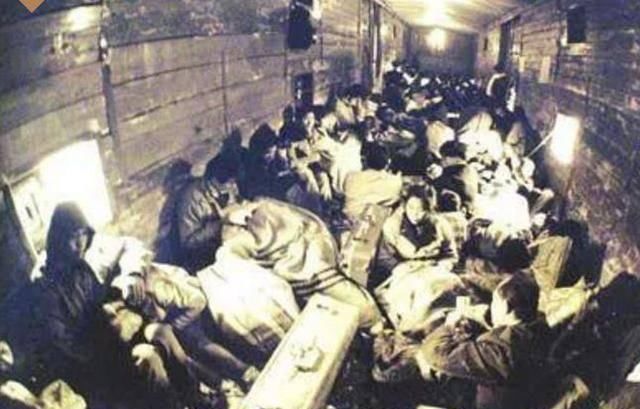  排队■被藏40年的春运偷拍照：那一年，我排队到通宵，那一年…